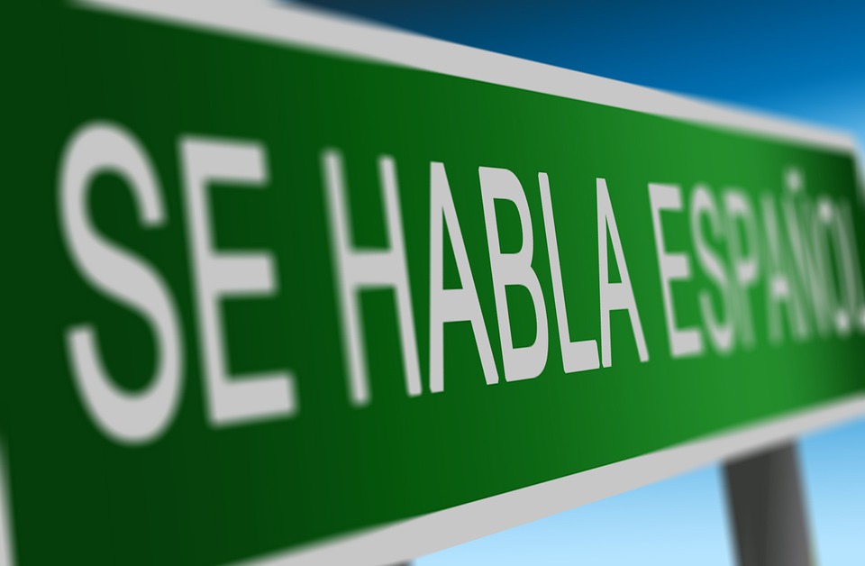 sign reading se habla espanol